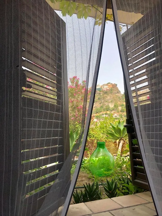 לינה וארוחת בוקר טאורמינה Villa Almoezia Charming B&B